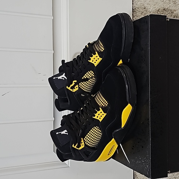Jordan 4 Thunder Yellow and Black Men's Size 9 - Picture 3 of 5